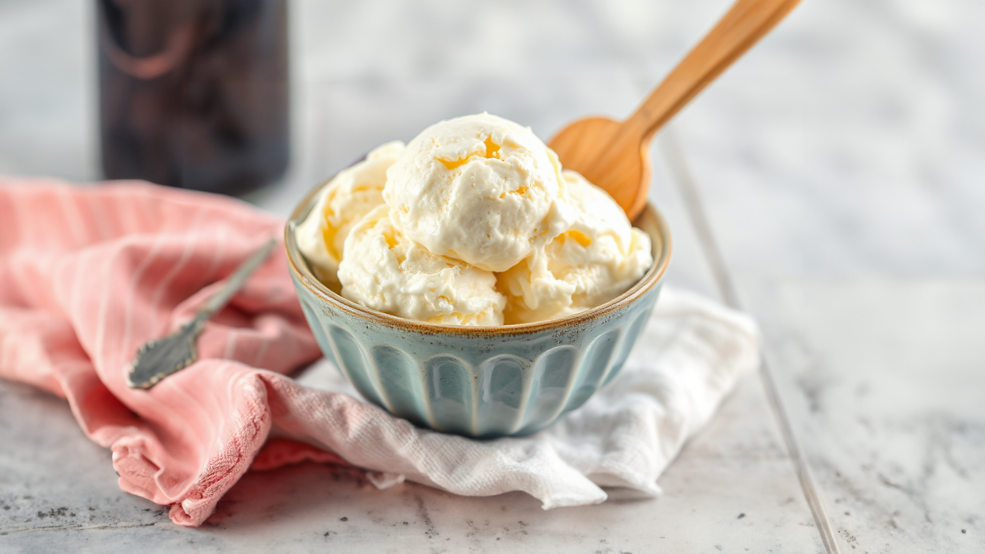 Cremiges Low Carb Vanilleeis mit echter Vanille